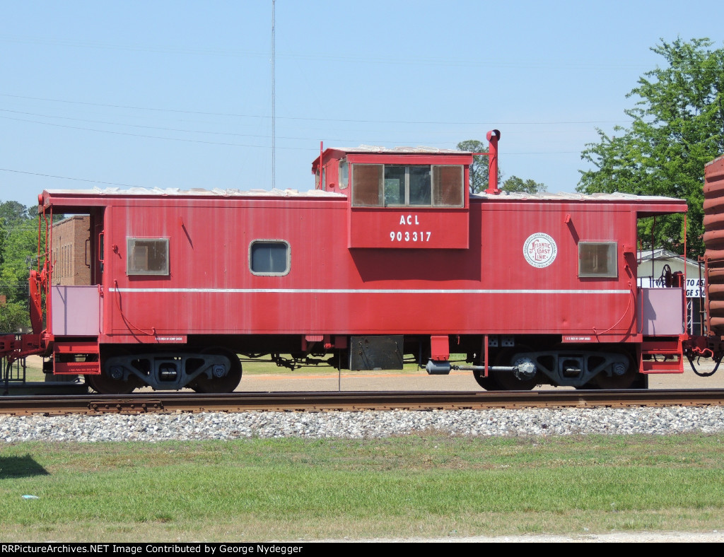 ACL 903317 /Caboose on Display
